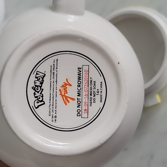 Pokémon Ball Mug - Picture 4 of 4